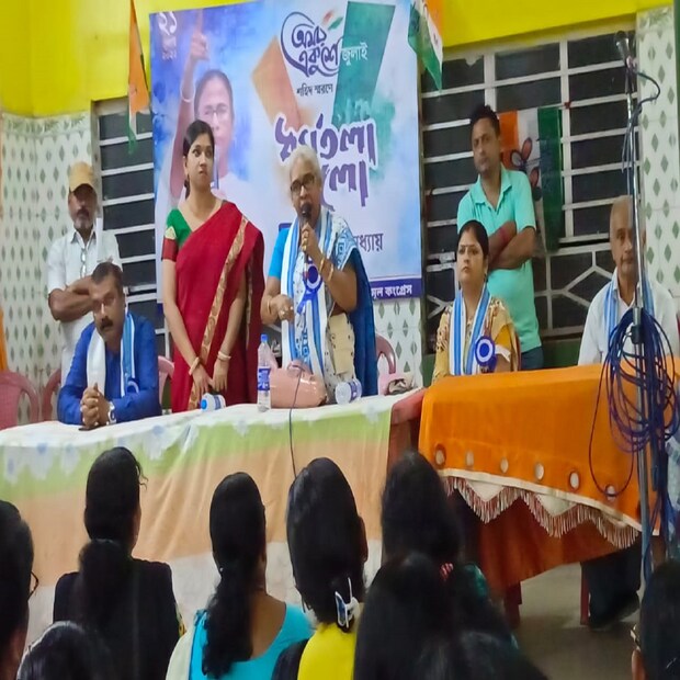 বিশেষজ্ঞদের এই মত যে ভুল নয়, তা প্রমাণ হল দুর্গাপুরের একটি কর্মী সভার মাধ্যমে। আসন্ন একুশে জুলাইকে সামনে রেখে দুর্গাপুরের শ্যামপুরে একটি কর্মী সভার আয়োজন করা হয়। যেখানে দলের প্রায় তিনশোরও বেশি কর্মী অংশগ্রহণ করেছিলেন। জানা গিয়েছে, তাঁরা সকলেই একুশে জুলাই ধর্মতলার শহিদ স্মরণ সমাবেশে হাজির হবেন। পাশাপাশি শিল্পাঞ্চল দুর্গাপুর থেকে দলের অন্যান্য কর্মী সমর্থকদের ধর্মতলা নিয়ে যাওয়ার ক্ষেত্রেও অগ্রণী ভূমিকা পালন করবেন তাঁরা।
