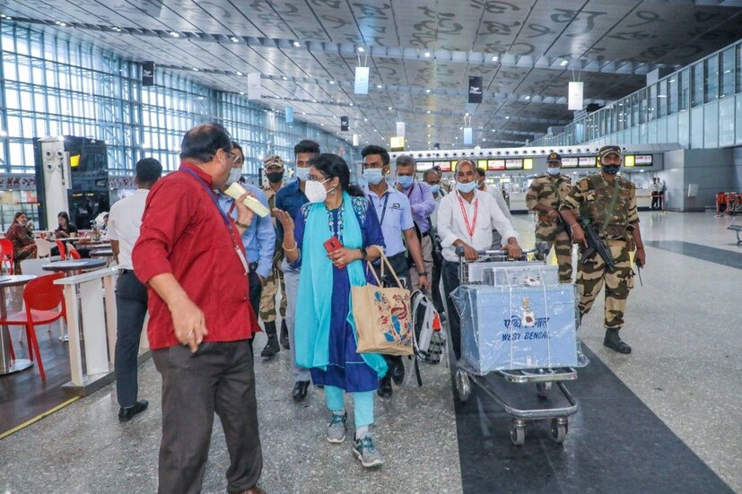 মঙ্গলবার সকালে কলকাতা বিমানবন্দরে কড়া নিরাপত্তার মধ্যে এসে পৌঁছয় এ রাজ্যের ব্যালট বাক্স। নীল রঙ্গের সেই বাক্সের উপরে তালা, যা গালা দিয়ে বন্ধ করা। আর তার উপরে একটি সুটকেস, সেটিও বন্ধ করা তালা দিয়ে। দুটিই দড়ির বন্ধনে আবদ্ধ। 
