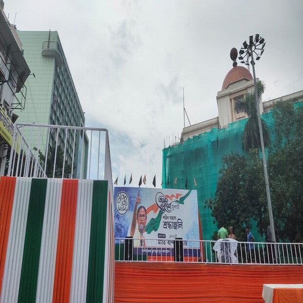 বুধবার প্রাক ২১-এ ধর্মতলার মঞ্চও ঘুরে দেখে নেন অভিষেক বন্দ্যোপাধ্যায়। আজ তিনিও বক্তব্য রাখবেন ওই মঞ্চে। ছবি ও তথ্য-- অমিত সরকার