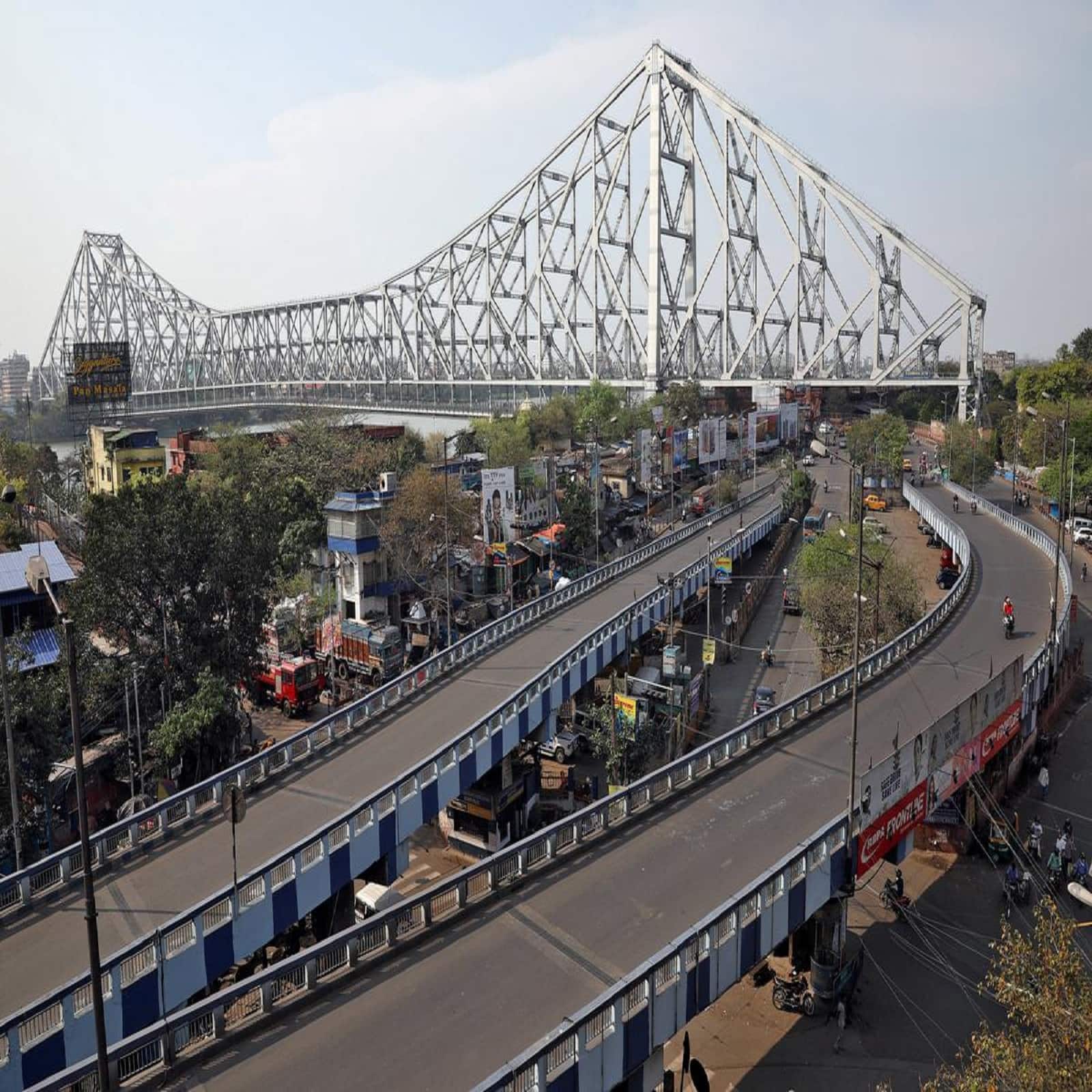 কলকাতা: বরফি, কাহানি বা ভিকি ডোনর কোন সিনেমার কথা বলব? সিটি অব জয়ের আনাচে কানাচে তুলে ধরা হয়েছে সিনেমায়। পর্যটকদের চিরকালীন প্রিয় শহর আরও জনপ্রিয় হয়ে উঠেছে এই সিনেমাগুলির দৌলতে।