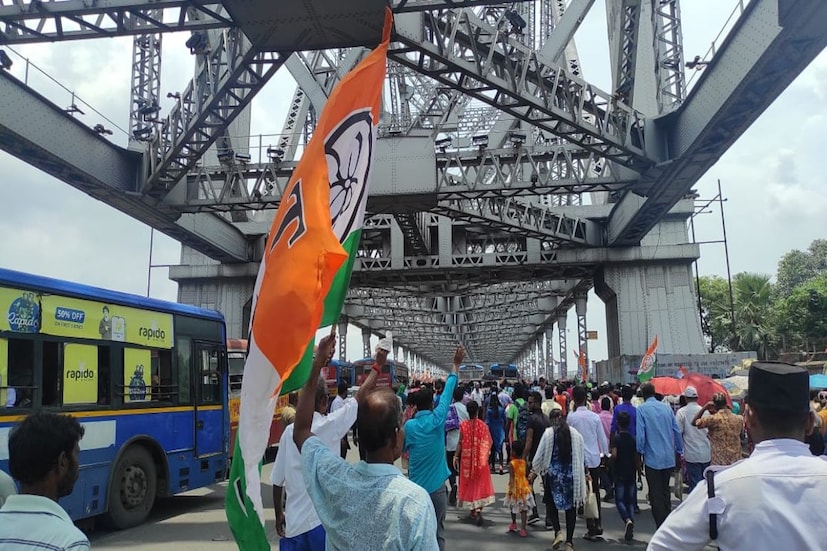 তৃতীয়বার ক্ষমতায় ফেরার পর, এই প্রথম ধর্মতলায় অনুষ্ঠিত হচ্ছে তৃণমূলের একুশে জুলাইয়ের সমাবেশ (TMC Martyr Day 2022)। করোনা অতিমারির বাড়বাড়ন্তে দুবছর ভার্চুয়ালি পালিত হয়েছে ২১ জুলাইয়ের অনুষ্ঠান। গত দু-বছর দলের কর্মী-সমর্থকদের উদ্দেশ্যে ভার্চুয়ালিই শহিদ দিবস পালন সেরেছে শাসকদল তৃণমূল কংগ্রেস।