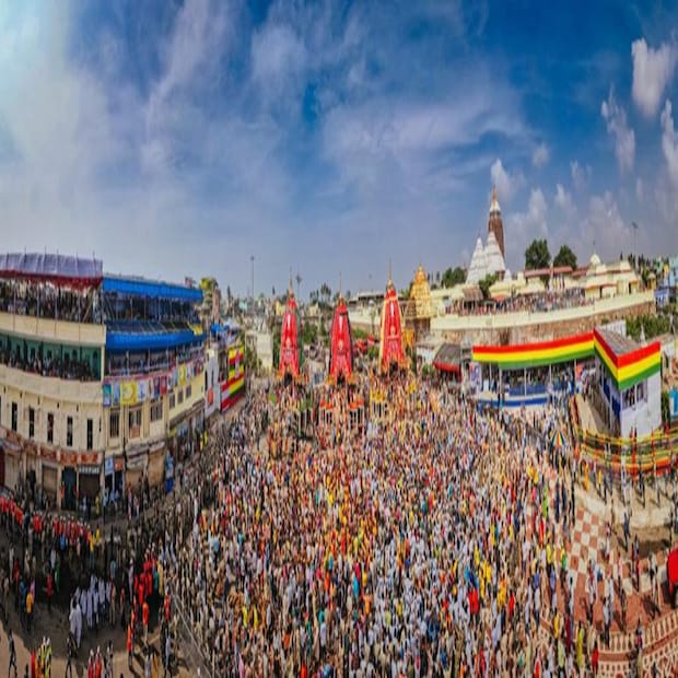 স্নান যাত্রার পর নিভৃতবাস থেকে বেড়িয়ে আষাঢ় মাসের শুক্লপক্ষের দ্বিতীয়া তিথিতে রথে চড়ে দাদা বলরাম ও বোন সুভদ্রাকে নিয়ে মাসির বাড়ি যান জগন্নাথদেব। এর সাত দিন পর তাঁরা ফিরে এলে সেই রথ উল্টো বা পূর্ণ যাত্রা। 
