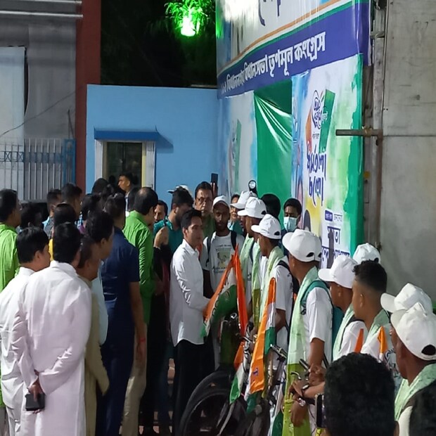রায়গঞ্জ থেকে যে দলটি এসেছে, তাঁদের একজনের সাইকেল নিয়ে নিজেও সময় কাটান অভিষেক। 