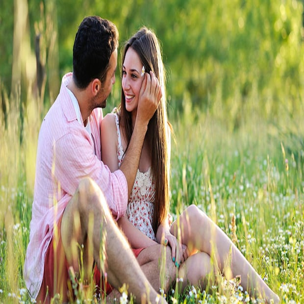 সেন্স অব হিউমর অবশ্যই থাকতে হবে: একটা মেয়ে, যার হাসানোর ক্ষমতা থাকতে হবে। একটা ক্লাসিক সেন্স অব হিউমর থাকলে যে কোনও মেয়েই কোনও পুরুষের চোখ কাড়বেই।