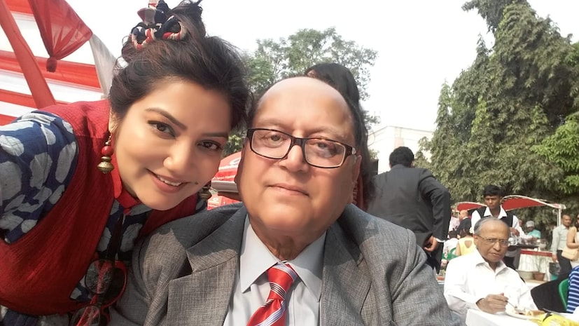 বিয়ের সময় দীপঙ্করের বয়স ছিল ৭৫, দোলন ৪৯, দুজনের মধ্যে বয়সের ফারাক ২৫ বছরেরও বেশি। কিন্তু তাতে মিঞা-বিবির কিছুই যায় আসে না! তাঁরা নিজেদের ভালবাসায় এতটাই বুঁদ, যে দুনিয়া কি বলল, কী ভাবল, কুছ পরোয়া নেহি!