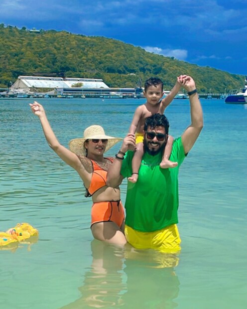 *জামাইকার নীল সমুদ্রের জলে ডুব দিয়ে ক্যামেরার সামনে পোজ দিয়েছেন রাজ-শুভশ্রী এবং ইউভান। 