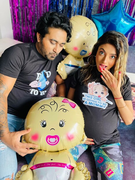 *১০ বছর আগের শিলাদিত্যের সঙ্গে গাঁটছড়া বেঁধেছিলেন জুহি। দু'বছরের প্রেমের পরই চটজলদি বিয়ের সিদ্ধান্ত নেন। এ বারে তাঁরা হলেন দুই সন্তানের বাবা-মা। ছবি: ইনস্টাগ্রাম। 