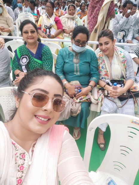 উপস্থিত ছিলেন লীনা গঙ্গোপাধ্যায় ও ঐন্দ্রিলা সেন। তাঁদের সঙ্গেও এক ফাঁকে সেলফি তুললেন অভিনেত্রী। 