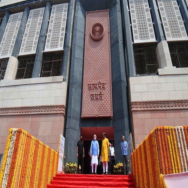 সাড়ে ৬ মিটার দীর্ঘ এই অশোক স্তম্ভ ৯৫০০ কেজি ব্রোঞ্জ দিয়ে তৈরি করা হয়েছে। সংসদ ভবনের সেন্ট্রাল ফয়ারের উপর বসবে এই অশোক স্তম্ভ। 