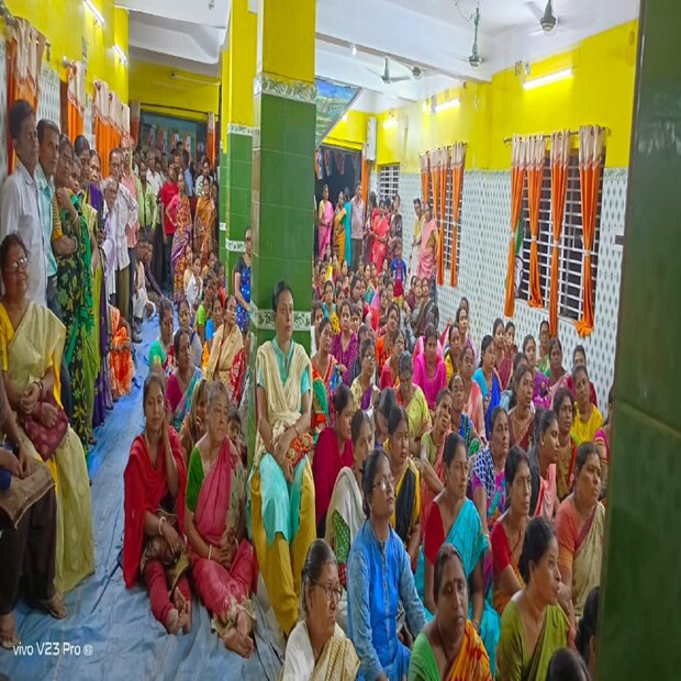 দুর্গাপুর পুরসভার ৪২ নম্বর ওয়ার্ডের কাউন্সিলর প্রিয়াঙ্কা পাঁজার উদ্যোগে এই কর্মীসভার আয়োজন করা হয়। যেখানে জেলা তৃণমূলের একাধিক শীর্ষস্থানীয় নেতা নেত্রী হাজির হয়েছিলেন। তবে সেখানে উল্লেখযোগ্যভাবে উপস্থিতি লক্ষ্য করা গিয়েছে মহিলা কর্মী, সমর্থকদের। যা রীতিমতো নজর কেটেছে রাজনৈতিক বিশেষজ্ঞদের। তাঁরা বলছেন, একুশে জুলাই এর প্রস্তুতি সভায় এই বিপুল পরিমাণ মহিলা কর্মী সমর্থকদের উপস্থিতি বুঝিয়ে দিচ্ছে, তৃণমূলের ভোট ব্যাংকে মহিলা কর্মী সমর্থকদের গুরুত্ব কতটা। মহিলা কর্মী সমর্থকদের ওপর তৃণমূল যে শক্ত পায়ে দাঁড়িয়ে আছে, তা বলতে দ্বিধাবোধ করছেন না রাজনৈতিক বিশেষজ্ঞরা।