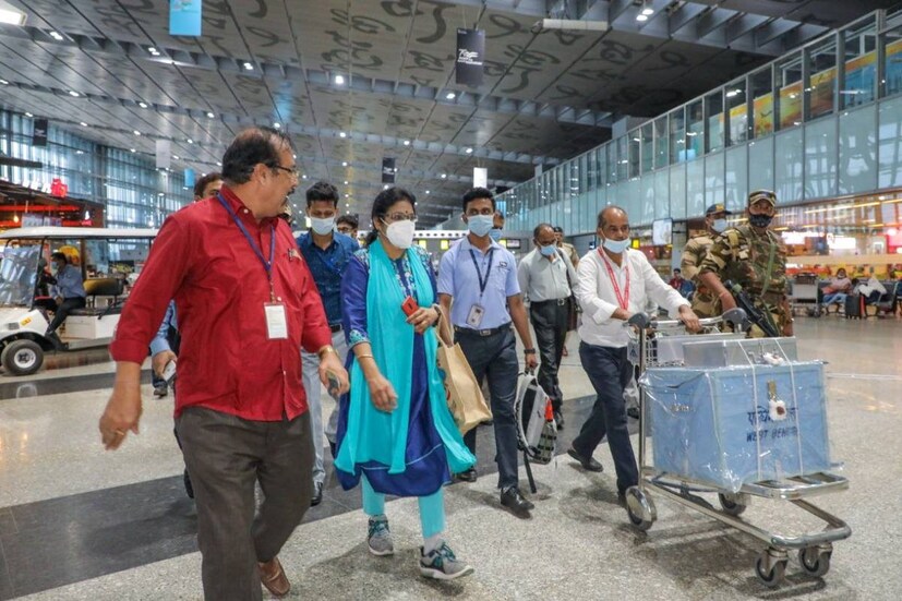 সেই বাক্স ঘিরে রয়েছেন সরকারি আধিকারিকরা, রয়েছেন নিরাপত্তারক্ষীরাও। বিমাবন্দরের একটি ট্রলিতে রয়েছে সেই বাক্সটি। 