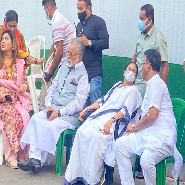 এদিন খোশ মেজাজেই ছিলেন তিনি। চা খেতে খেতে খোঁজ নিলেন ২১ জুলাইয়ের প্রস্তুতির।