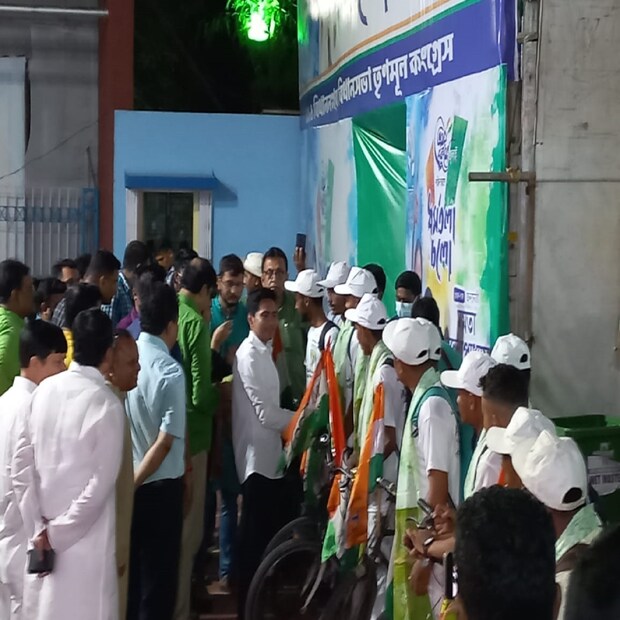 যাঁদের মধ্যে দশজন এসেছেন কোচবিহার থেকে এবং বাকি পাঁচজন বুধবার রাতে এসে পৌঁছেছেন রায়গঞ্জ থেকে। 