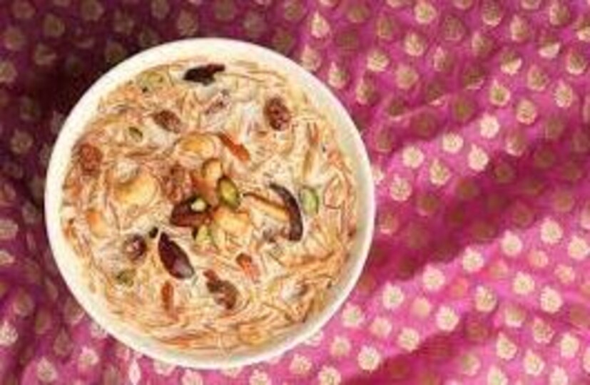 ৫) শির কুরমা: এটিও একটি দারুণ ডেজার্ট। শেমাই, দুধ, খেজুর, বাদাম সব মিলে মিশে যেন এক অসাধারণ মিষ্টিসুখ এই খাবারে। তবে শুধুই উৎসবের দিন নয়। এই খাবারগুলি যে কোনও দিন হেঁশেলে জায়গা করে নিতে পারে। 