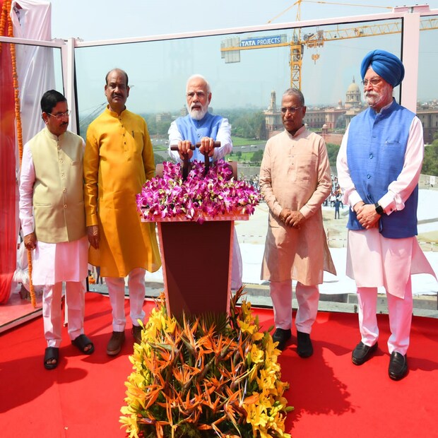 সংসদ ভবনের মাথার উপর এত ভারী অশোক স্তম্ভ কার্যত নজিরবিহীন। এর জন্য আলাদা করে সাপোর্টিং স্ট্রাকচার বা সহায়ক পরিকাঠামো তৈরি করা হয়েছে। 