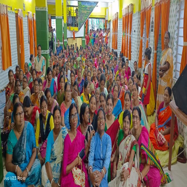 উল্লেখ্য বিগত দু'বছর করোনা মহামারীর জেরে ভার্চুয়ালি শহিদ দিবস পালন করেছিল তৃণমূল। ফলে ধর্মতলায় তৃণমূলের শহিদ সমাবেশের বিপুল জনসমাগম দেখা যায়নি। কিন্তু চলতি বছরে সংক্রমণ এখনো পর্যন্ত আয়ত্তে থাকায়, বিশাল জনসমাগমের সঙ্গে শহিদ দিবস পালনের পরিকল্পনা করেছে ঘাসফুল শিবির। স্বাভাবিকভাবেই রাজ্যের বিভিন্ন জায়গার ছোট থেকে বড় তৃণমূলের নেতা-নেত্রীরা শহিদ দিবসের প্রস্তুতি সভার আয়োজন করেছেন। চলছে পথসভা, মিছিল, দেওয়াল লিখন, কর্মীসভা। তেমনভাবেই দুর্গাপুরের শ্যামপুরের একটি লজে বিশেষ কর্মীসভার আয়োজন করা হয়েছিল ৪২ নম্বর ওয়ার্ডের কাউন্সিলরের উদ্যোগে। সেখানেই বিশেষভাবে মহিলা কর্মী সমর্থকদের উপস্থিতি লক্ষ্য করা গিয়েছে।