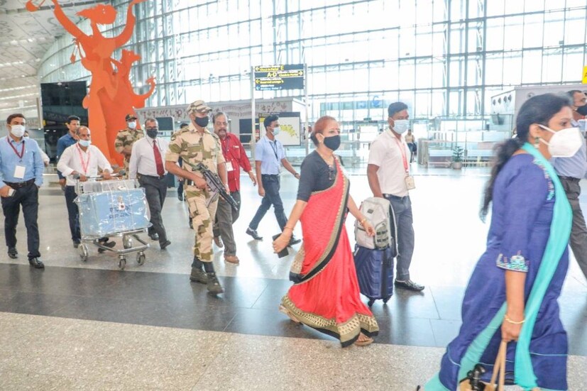 সেই বাক্সটিই বিমানবন্দরের সেই ট্রলিতে পাড়ি দিচ্ছে বিমানবন্দরের ভিতরে। উল্লেখ্য, এ রাজ্যের মোট ২৯১ জন বিধায়কের মতামত বন্দি রয়েছে এই বাক্সে। রয়েছে সাংসদেরও মতামত। সেটিই এবার রওনা দেবে দিল্লিতে। 