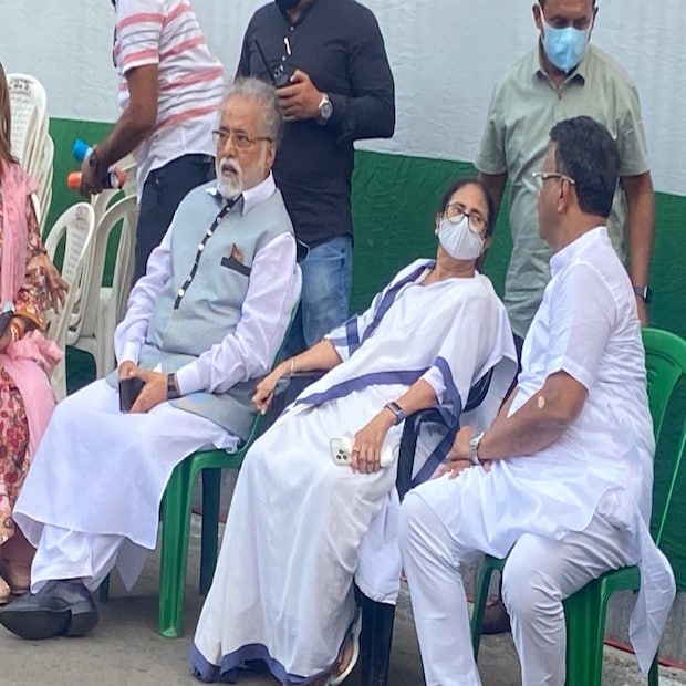 মমতা বন্দ্যোপাধ্যায়ের সঙ্গেই ছিলেন সুদীপ বন্দ্যোপাধ্যায়, অরূপ বিশ্বাস, ফিরহাদ হাকিমরা। সভাস্থলেই বসে বেশ কিছুক্ষণ আলোচনা করেন মমতা বন্দ্যোপাধ্যায়। 