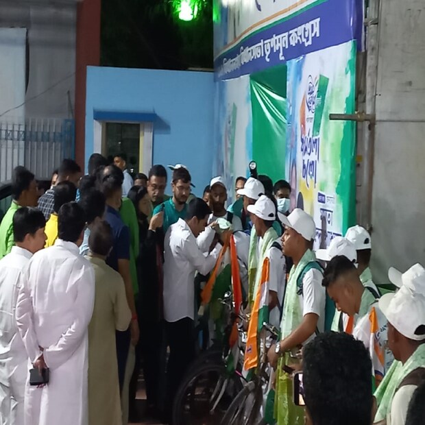 সেন্ট্রাল পার্কে বুধবার সন্ধ্যায় এই ১৫ জনকে সম্বর্ধনা দেন তৃণমূলের সর্বভারতের সাধারণ সম্পাদক অভিষেক বন্দ্যোপাধ্যায়।