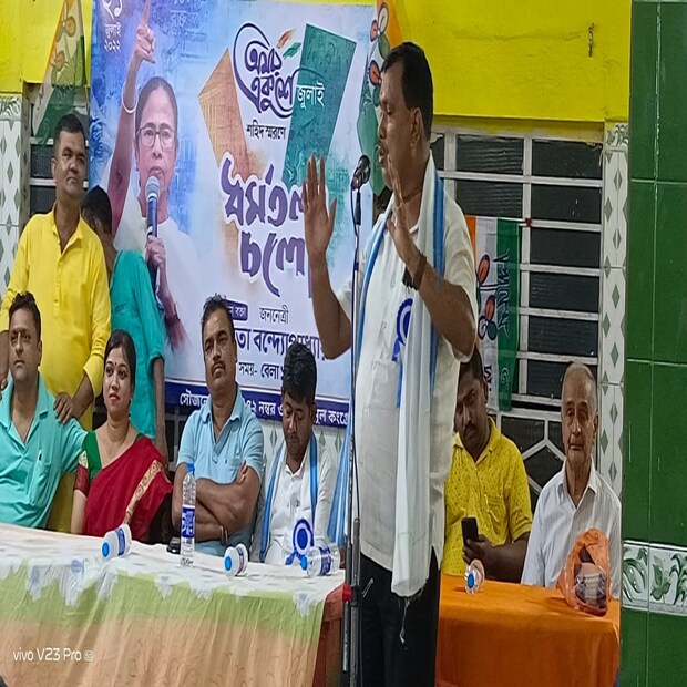 তৃণমূল সূত্রে খবর, দলের কোর কমিটি আশা করছে চলতি বছরে বিপুল জনসমাগম হবে ধর্মতলার শহিদ দিবসে। শীর্ষ নেতাদের সেই টার্গেট পূরণ করতে, জেলা স্তর, ব্লক স্তরের কর্মীরা ঝাঁপিয়ে পড়েছেন। সে জন্যই বিভিন্ন কর্মী সভার আয়োজন করা হচ্ছে। আর সেই একই কারণে দুর্গাপুরের একটি কর্মী সভার আয়োজন করা হয়েছিল। সূত্রের খবর, সেখানে দলের কর্মী সমর্থকদের শহিদ স্মরণ সমাবেশে যেমন হাজির হওয়ার নির্দেশ দেওয়া হয়েছে, তেমনভাবেই শিল্পাঞ্চলের অন্যান্য কর্মী সমর্থকরাও যাতে যে কোন সমস্যা ছাড়া ধর্মতলায় পৌঁছতে পারেন, সেদিকে নজর দেওয়ার নির্দেশ দেওয়া হয়েছে।