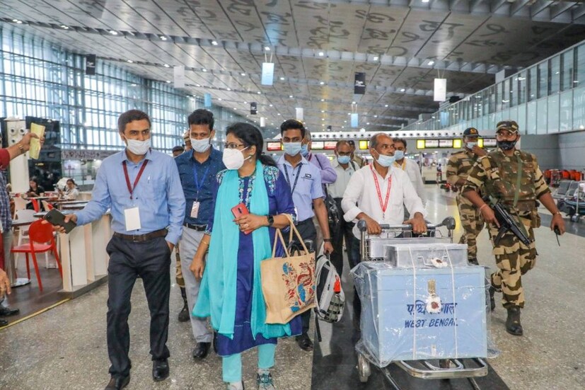 এ যেন একে বারে ভিআইপি ট্রিটমেন্ট। কড়া নিরাপত্তার মধ্যে বিমানবন্দরের ভিতর দিয়ে এই বাক্স পৌঁছে যাচ্ছে বিমানে ওঠার দিকে। 