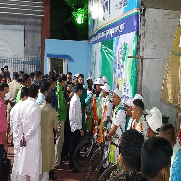 ওই ১৫ জনের সঙ্গে আলাপচারিতায় মেতে ওঠেন অভিষেক, খোঁজ নেন নানা বিষয়ে।