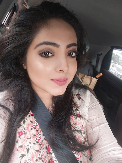 কিছুদিন আগেই বেড়াতে গিয়েছিলেন শ্রীময়ী। অভিনেত্রী সোশ্যালে দাবি করেছেন, তিনি একাই গিয়েছেন। কিন্তু তাঁর অনুরাগী যদিও মানতে নারাজ তা। এমনকি শ্রীময়ীর রোদ চশমাতেও ধরা পড়েছে তাঁর পুরুষ সঙ্গীর অবয়ব। 