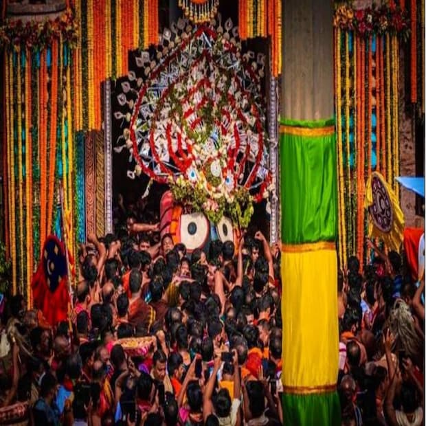 তিনটি রথের ঘোড়ারও আলাদা নাম রয়েছে। যেমন জগন্নাথদেবের রথের চারটি ঘোড়ার নাম শঙ্খ, বলহাকা, শ্বেতা, হরিদশ্ব। বলরামের চারটি ঘোড়ার নাম তীব্র, ঘোড়া, দীর্ঘশর্মা, স্বরনাভ। শুভদ্রার চারটি ঘোড়ার নাম রুচিকা, মোচিকা, জিতা ও অপরাজিত। 