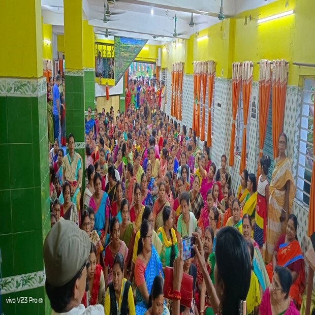 রাজনৈতিক বিশেষজ্ঞরা বলছেন, চলতি বছরের শহিদ স্মরণ সমাবেশে মহিলাদের উপস্থিতি অনেকটাই বেশি হবে। কারণ তৃতীয়বার ক্ষমতায় এসে মমতা বন্দ্যোপাধ্যায়ের মূলত মহিলাদের কথা মাথায় রেখে বেশ কয়েকটি প্রকল্প চালু করেছেন। যার মধ্যে লক্ষীর ভান্ডার অন্যতম। তাছাড়া বাড়ির মহিলা সদস্যদের নামে স্বাস্থ্যসাথী কার্ড করে দেওয়া বর্তমান রাজ্য সরকারের অন্যতম একটি মাস্টারস্ট্রোক। তা ছাড়াও ২০২১ এর বিধানসভা নির্বাচনে ঘাসফুল সরকারের প্রত্যাবর্তনের পিছনে মহিলাদের সমর্থনের কথা বারবার বিশেষজ্ঞদের কথায় উঠে এসেছে। যা মহিলা কর্মী সমর্থকদের অনেকটা উজ্জীবিত করেছে। আর এই সমস্ত কারণেই চলতি বছরে ধর্মতলায় শহিদ দিবস পালনে মহিলাদের উপস্থিতি লক্ষণীয় হবে বলেই মনে করছেন বিশেষজ্ঞরা। -- তথ্য-- নয়ন ঘোষ