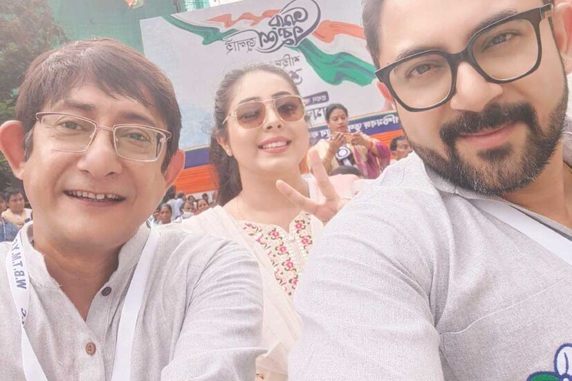 ২১ জুলাইয়ের মঞ্চে আজ দেখা গেল টলিপাড়ার বহু তারকাদের। ছিলেন ছোট পর্দার জনপ্রিয় অভিনেত্রী শ্রীময়ী চট্টোরাজও। তবে কোনও রাখঢাক না রেখেই ২১ জুলাইয়ের মঞ্চে তৃণমূল বিধায়ক তথা অভিনেতা কাঞ্চন মল্লিকের সঙ্গে দেখা গেল শ্রীময়ীকে। 