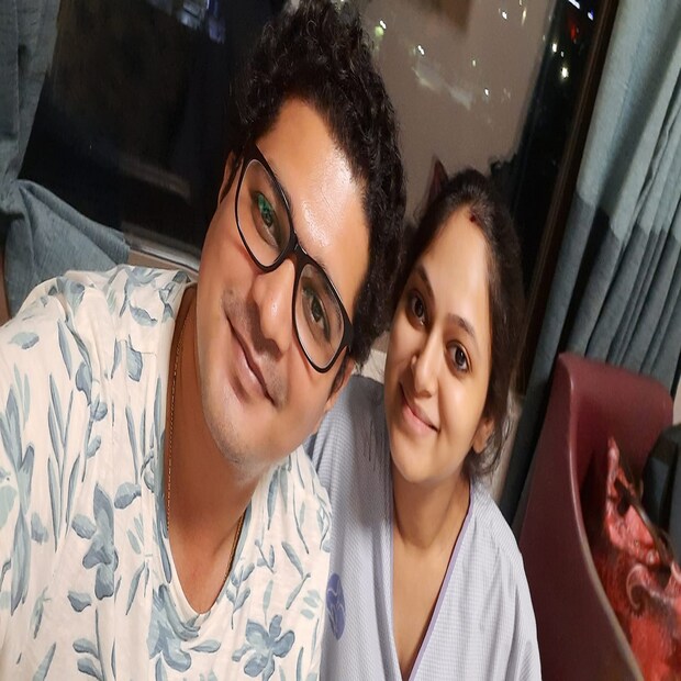 শুক্রবার হাসপাতালের বেডে বসা সদ্য মা বাসবদত্তার সঙ্গে একটি সেলফি শেয়ার করেন স্বামী অনির্বাণ। নিউ টাউনের একটি বেসরকারি হাসপাতালে সন্তানের জন্ম দিয়েছেন বাসবদত্তা চট্টোপাধ্যায়। সেখানেই জানিয়েছেন, কন্যাসন্তান জন্মের কথা। 