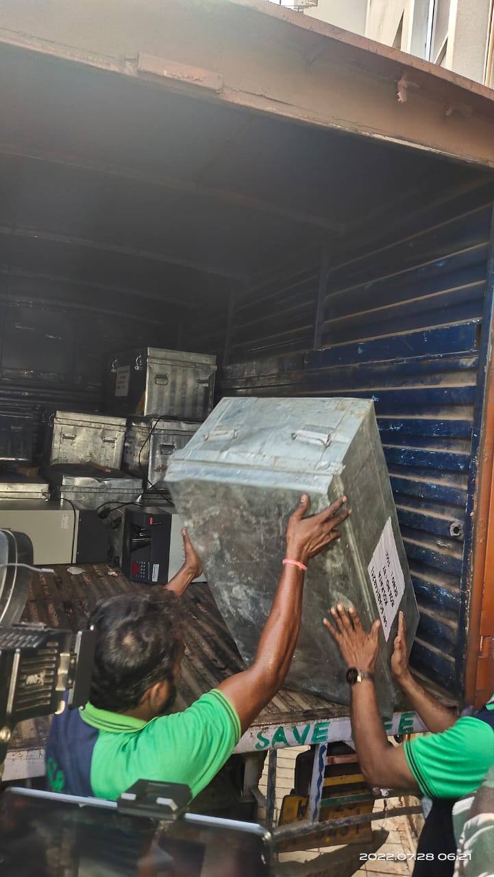 টাকা নিয়ে যাওয়া হচ্ছে ব্যাঙ্কে।