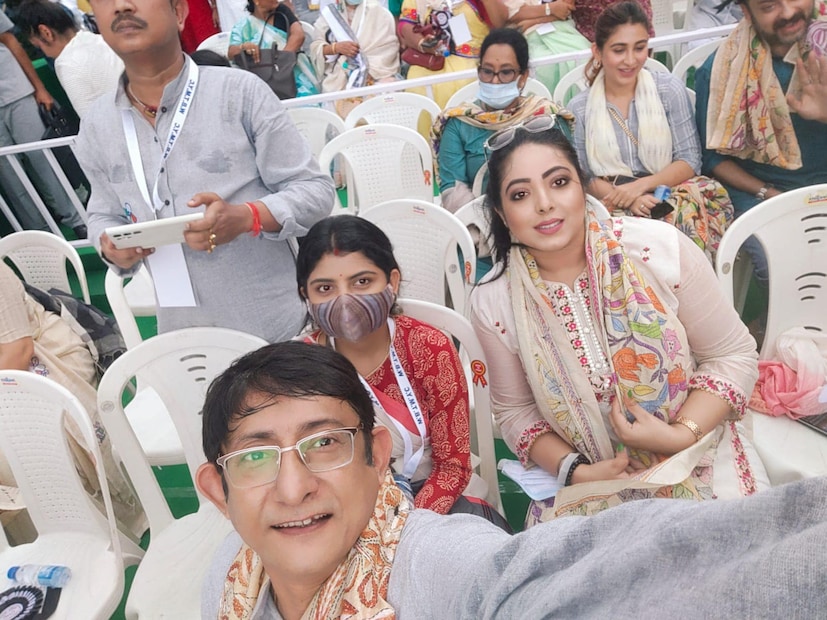 কিছুদিন আগে মাহেশের রথের মেলাতেও কাঞ্চনের সঙ্গে দেখা যায় শ্রীময়ীকে। আর আজও ব্যতিক্রম হল না। শ্রীময়ীর সঙ্গে সেলফিতে ধরা দিলেন কাঞ্চন। তবে শুধু কাঞ্চন নয়। এদিন অন্য অভিনেতা ও রাজনৈতিক ব্যক্তিত্বদের সঙ্গেও ছবি তোলেন শ্রীময়ী। 