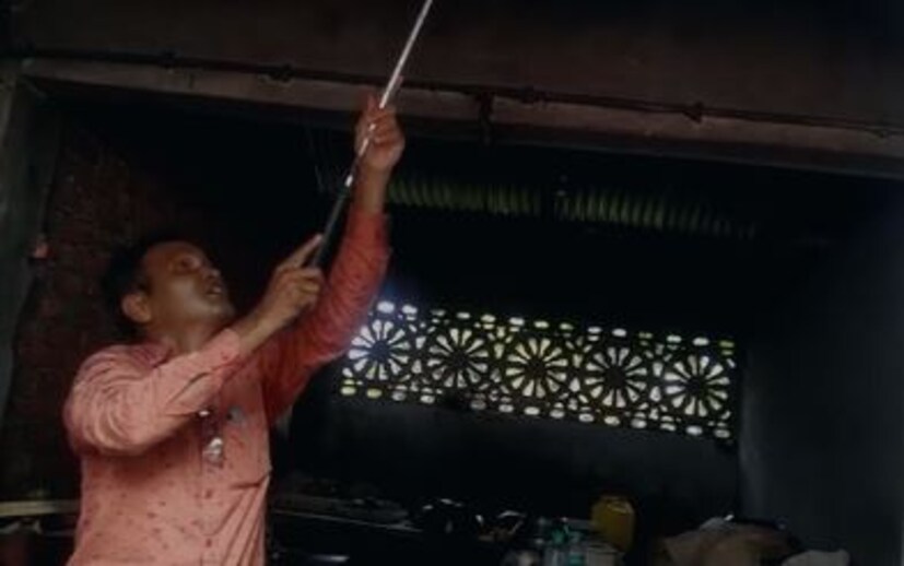 প্রায় ৪৫ মিনিটের চেষ্টায় সাপটিকে উদ্ধার করেন সর্পপ্রেমী সৈয়দ নইম বাবুন। প্রসঙ্গত, নাগরাকাটা বিডিও অফিসের গাঁ ঘেষেই ক্যান্টিনটি অবস্থিত। পাশাপাশি ওই ক্যাম্পাসেই রয়েছে পঞ্চায়েত সমিতির অফিস, খাদ্য দফতরের অফিস, শিক্ষা সার্কেলের অফিস। 