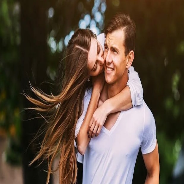 ২. বাস্তবে দেখা যায় এমনকি আধুনিক জীবনেও, অনেকে মনে করেন যে মহিলাদের শুধুমাত্র ঘরের কাজের জন্য তৈরি করা হয়েছে। আপনার সঙ্গীরও যদি এমন চিন্তাভাবনা থাকে, তাহলে সম্পর্ককে এগিয়ে নেওয়ার আগে এই বিষয়ে আপনার সঙ্গীর সঙ্গে খোলামেলা কথা বলুন।