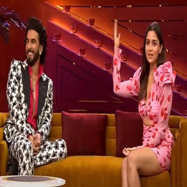 ১) আলিয়া ভাট: আলিয়া ভাটকে ২০১৩ তে প্রথম কফি কাউচে দেখা গিয়েছিল। সেটা ছিল চতুর্থ সিজন। তারপর ফের দেখা গেল সপ্তম সিজনে তার আগামী সিনেমা রকি অউর রানি কি কাহানি প্রোমোশনে আসতে। সঙ্গে ছিলেন সহ অভিনেতা রণবীর সিং।  ২) রণবীর সিং: বলিউডের সবচেয়ে চার্মিং স্টার রণবীর সিংকে প্রথম দেখা গিয়েছিল কফি উইথ করণের চতুর্থ সিজনে। ফের সপ্তম সিজনে তাঁর ছবির সহ অভিনেত্রী আলিয়ার সঙ্গে দেখা গেছে।