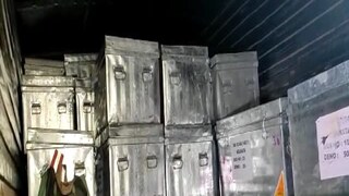 অর্পিতার ফ্ল্যাটে রিজার্ভ ব্যাঙ্কের ট্রাক৷ এই ট্রাঙ্কগুলিতেই ভরা হচ্ছে উদ্ধার হওয়া টাকা৷ অর্পিতার ফ্ল্যাটে রিজার্ভ ব্যাঙ্কের ট্রাক৷ এই ট্রাঙ্কগুলিতেই ভরা হচ্ছে উদ্ধার হওয়া টাকা৷