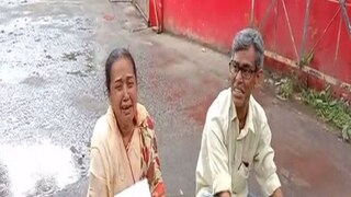 রাস্তার উপরে বসেই কান্না দম্পতির৷ 