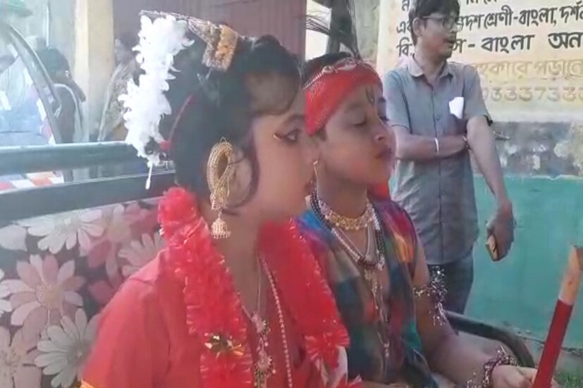 *বর্তমানে সময়ের সঙ্গে পরিবর্তন হওয়ার পাশাপাশি 'সং' সাজানো হলেও তারা ঘোরেন টোটো অথবা অন্য কোনও যানে। প্রতিবছরের মতো এই বছরও এখানে খুদেরা 'সং' সেজে শহরের বিভিন্ন অংশ ঘোরে।