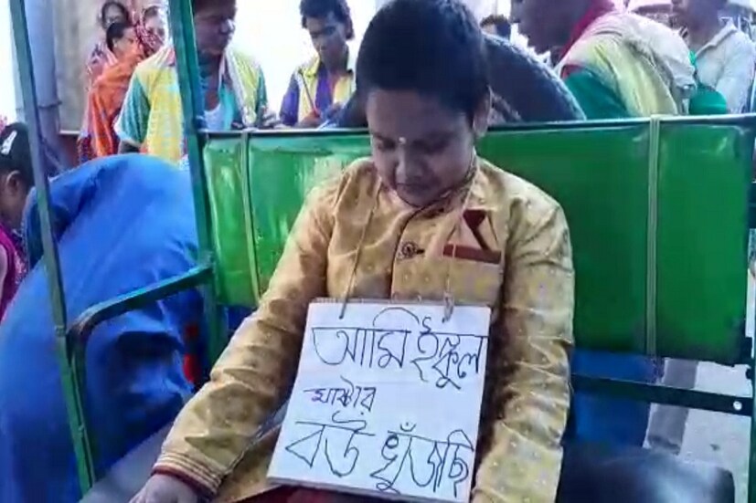 *সিউড়ি শহরের মালিপাড়ায় বুধবার ধুমধাম করে হচ্ছে ধর্মরাজ পুজো। এখানকার এই ধর্মরাজ পুজো একদিনের জন্য। এই একদিনের জন্য বিভিন্ন জায়গা থেকে আত্মীয়-স্বজনদের আগমন ঘটে। দিনভর চলে পূজার্চনা। তবে এই ধর্মরাজ পুজোর অন্যতম আকর্ষণ হল 'সং'। প্রতিবেদ ও ছবি: মাধব দাস। 
