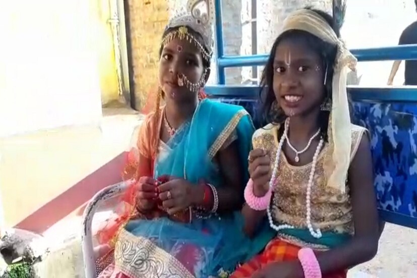 *তবে এই সং সাজা ক্ষুদেদের মধ্যে এক ক্ষুদেকে দেখা যায় একেবারে অন্য সাজে। ওই খুদের বুকে একটি প্ল্যাকার্ড রয়েছে যেখানে লেখা রয়েছে, 'আমি ইস্কুল মাষ্টার বউ খুঁজছি'। অর্থাৎ ওই খুদে শিক্ষক সেজেছেন এবং তিনি বরের পোশাক পরে বউ খুঁজতে বেরিয়েছেন।