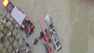 নদীতে পড়ল যাত্রীবাহী বাস৷ নদীতে পড়ল যাত্রীবাহী বাস৷