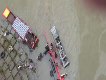 নদীতে পড়ল যাত্রীবাহী বাস৷ 