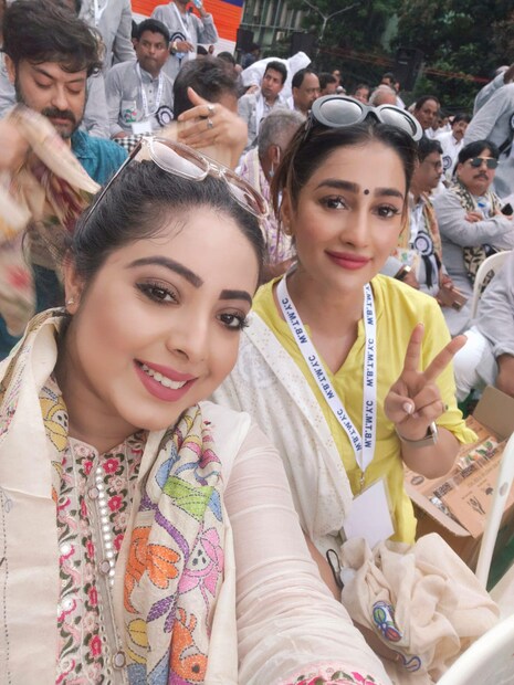 ২১ জুলাইয়ে ভরা জনস্রোতের মাঝে সেলফি। তৃণমূল নেত্রী সায়ন্তিকার সঙ্গে শ্রীময়ী। 