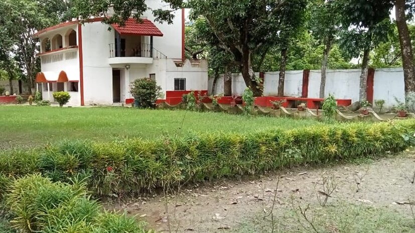 ঘটনাচক্রে, পার্থ চট্টোপাধ্যায়ের বাড়ি থেকে ইডি যে যে নথি উদ্ধার করেছে, তার মধ্যেও ইচ্ছে এন্টারটেইনমেন্ট প্রাইভেট লিমিটেড নামে একটি সংস্থার খোঁজ মিলেছে৷ আবার বারুইপুরের এই দু'টি বাগানবাড়ির মধ্যে একটির নামও ইচ্ছে৷