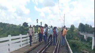 এই সেতু থেকেই নীচে পড়ে যান রেলকর্মী৷ 