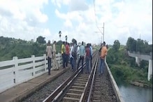 রেল ব্রিজের উপরে হঠাৎ চলে এল ট্রেন, কংসাবতীতে গিয়ে পড়লেন রেলকর্মী রেল ব্রিজের উপরে হঠাৎ চলে এল ট্রেন, কংসাবতীতে গিয়ে পড়লেন রেলকর্মী