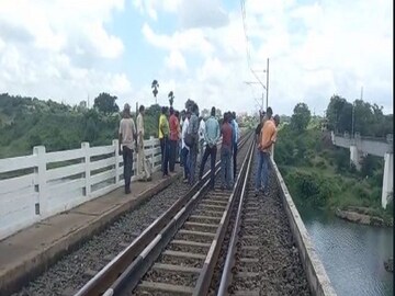 এই সেতু থেকেই নীচে পড়ে যান রেলকর্মী৷ 