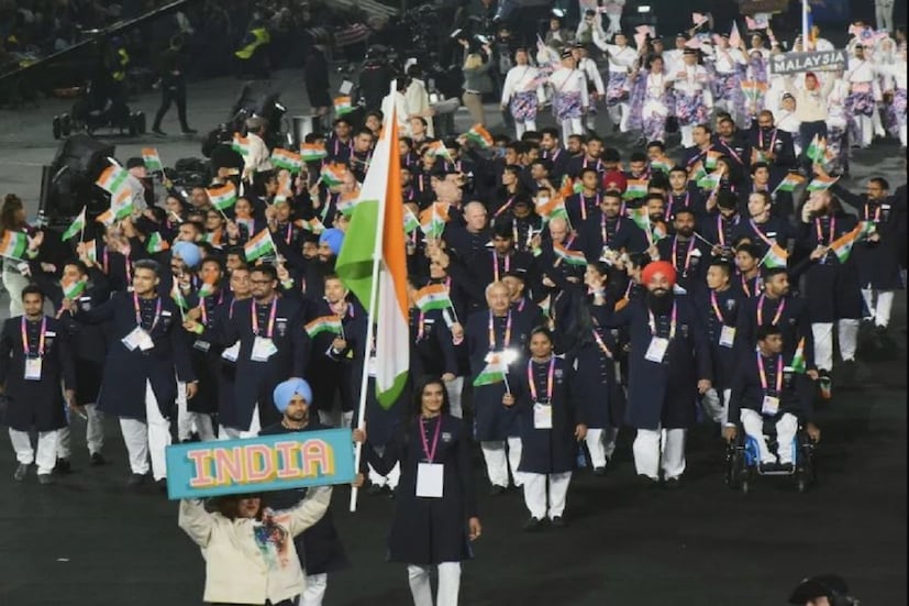 তারকা ব্যাডমিন্টন প্লেয়ার এবং ২ বারের অলিম্পিক্স পদকজয়ী পিভি সিন্ধু এবং হকি দলের অধিনায়ক মনপ্রীত সিং-র নেতৃত্বে দেন ভারতীয় অ্যাথলিটদের৷ ভারতীয় দলের নাম ঘোষণার সঙ্গে সঙ্গেই স্টেডিয়ামে উপস্থিত দর্শক করতালি দেন৷    (Twitter)