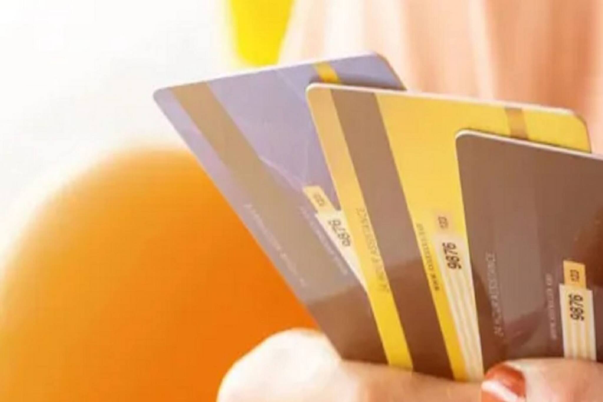 একাধিক ক্রেডিট কার্ড কি রাখা উচিত? এর ফলে ক্রেডিট স্কোরের উপর কী প্রভাব পড়ে?